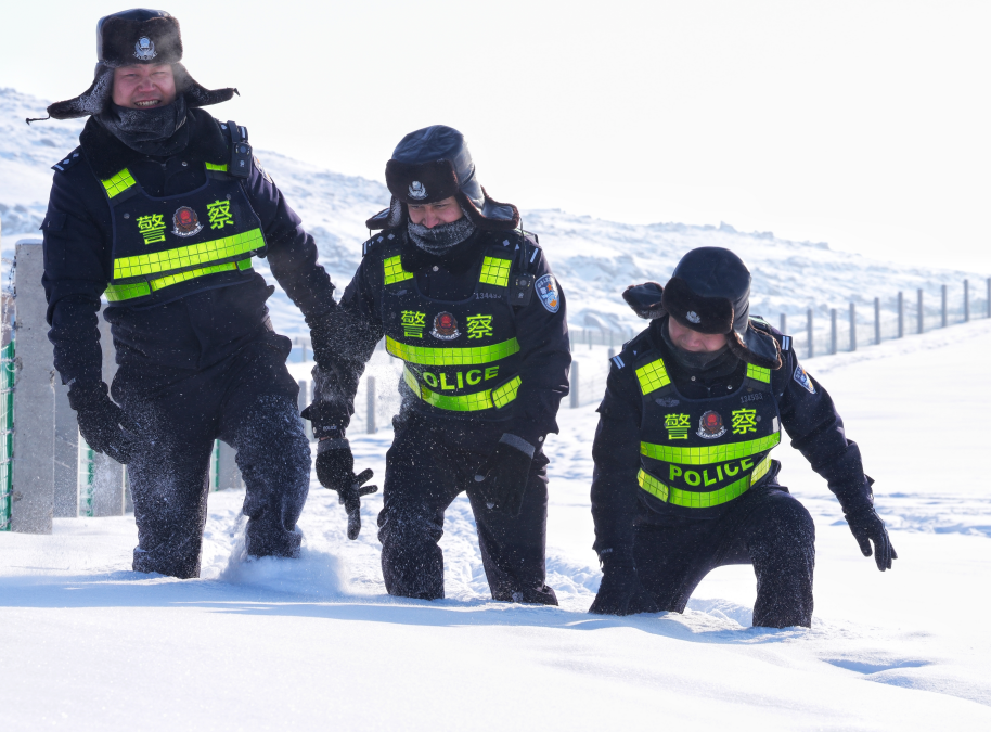 新疆富蘊鐵警：極寒天氣踏雪巡防 保障鐵路運輸暢通