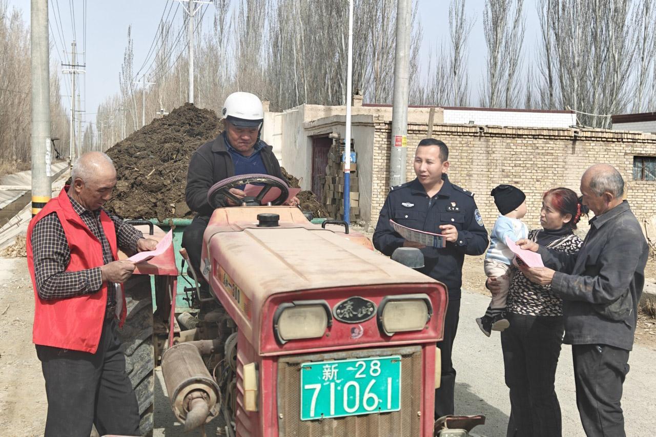 新疆輪臺(tái)公安：警務(wù)室建在村頭上 平安暖在百姓心坎上