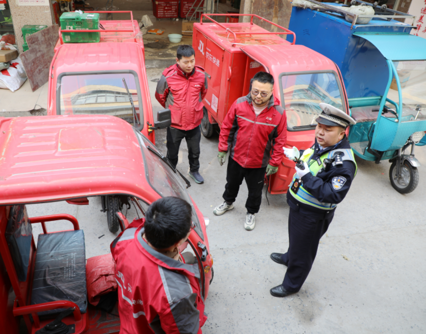 江西九江：為快遞員、外賣騎手配送“平安”