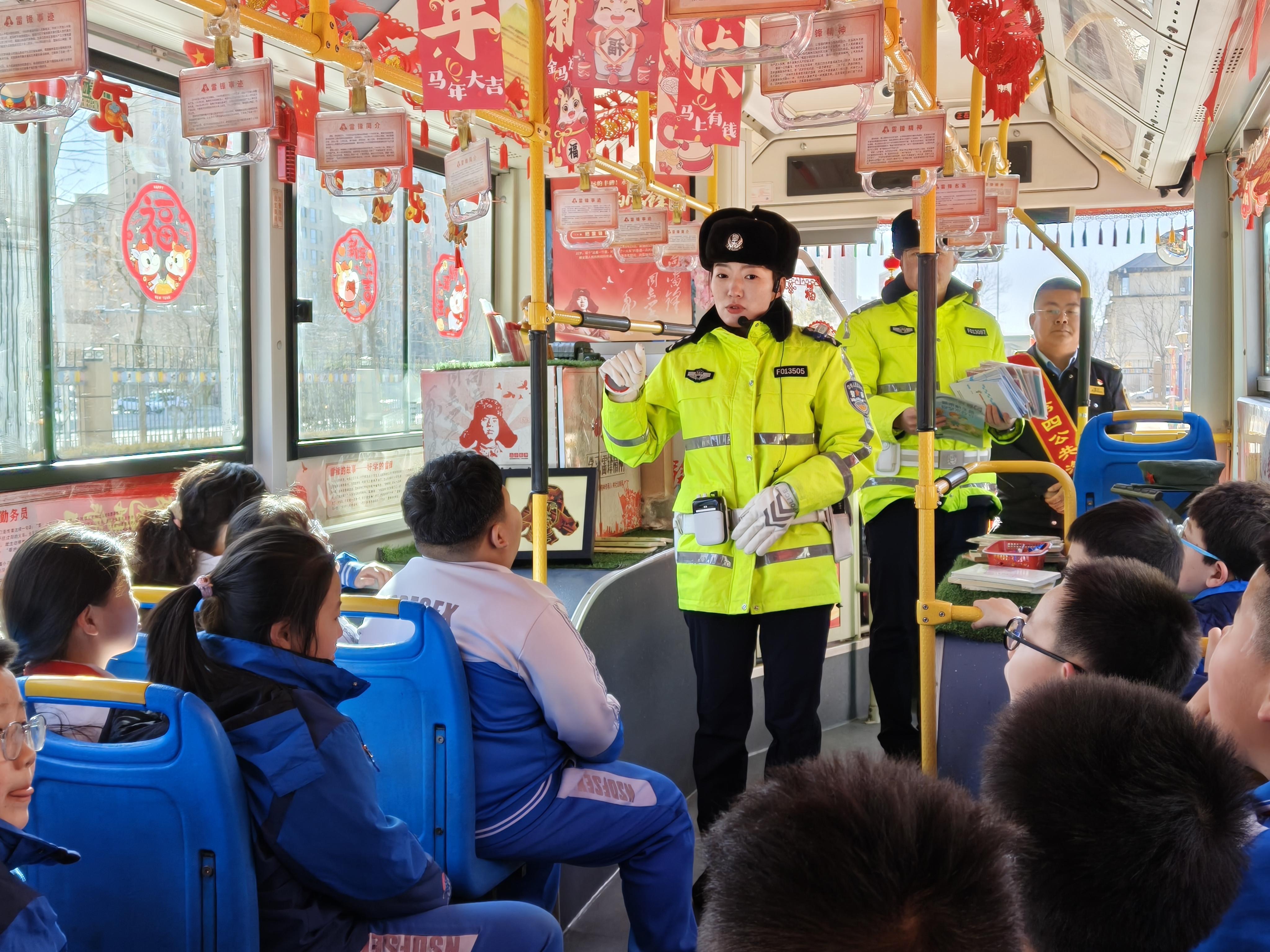 內(nèi)蒙古呼和浩特交管支隊(duì)走進(jìn)學(xué)校開展安全守護(hù)伴成長(zhǎng)主題宣傳活動(dòng)