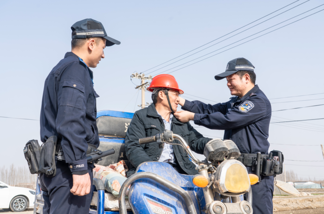 新疆阿克蘇市公安全維度護(hù)航春耕生產(chǎn)